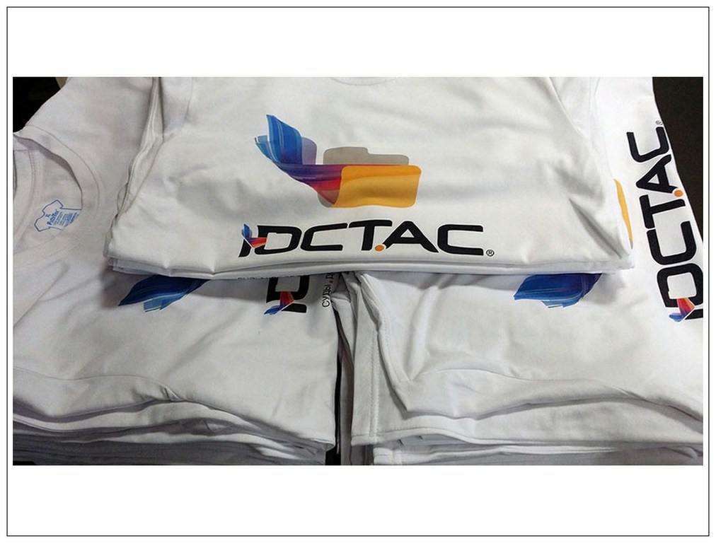 Нанесение Логотипа и надписи на футболки